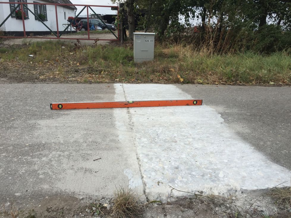 Verwijderen van oneffenheden in betonfietspaden.