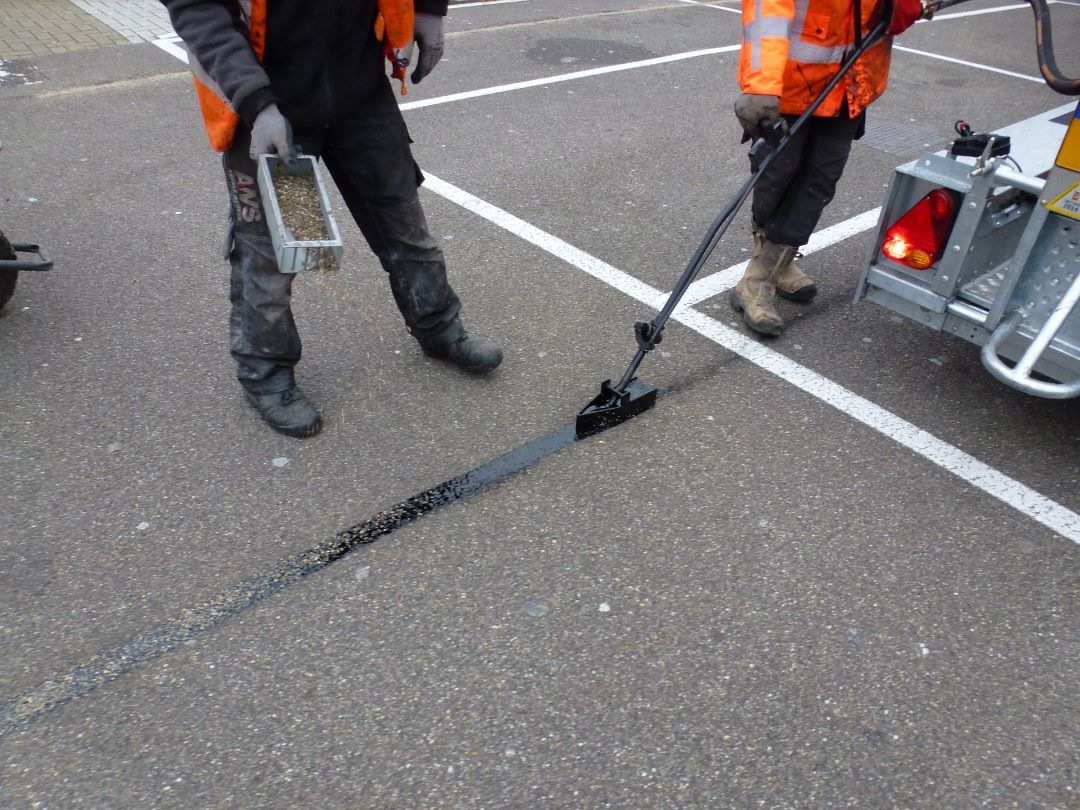 Reparatie asfalt scheuren